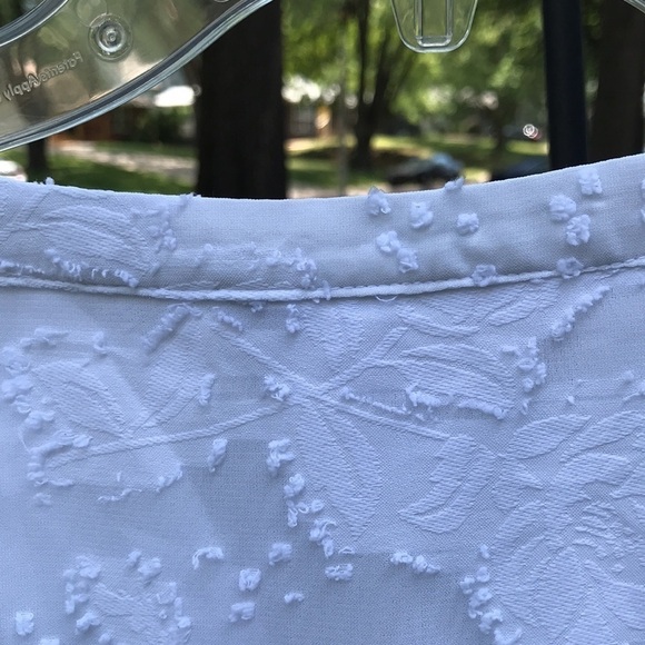 ELLE Women’s White Tunic Blouse Lined Textured Floral Design Flutter Sleeves L - Picture 9 of 12